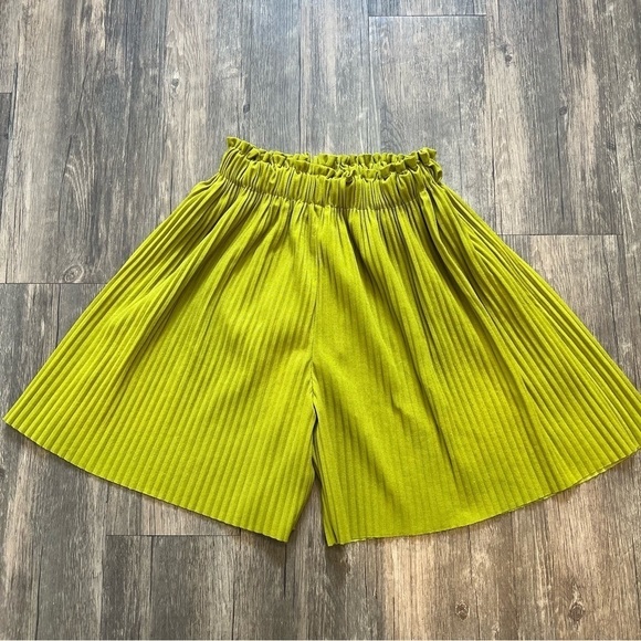 pleated Pants - Women’s Pleated High Waist Green Loose Fit Shorts Size XS